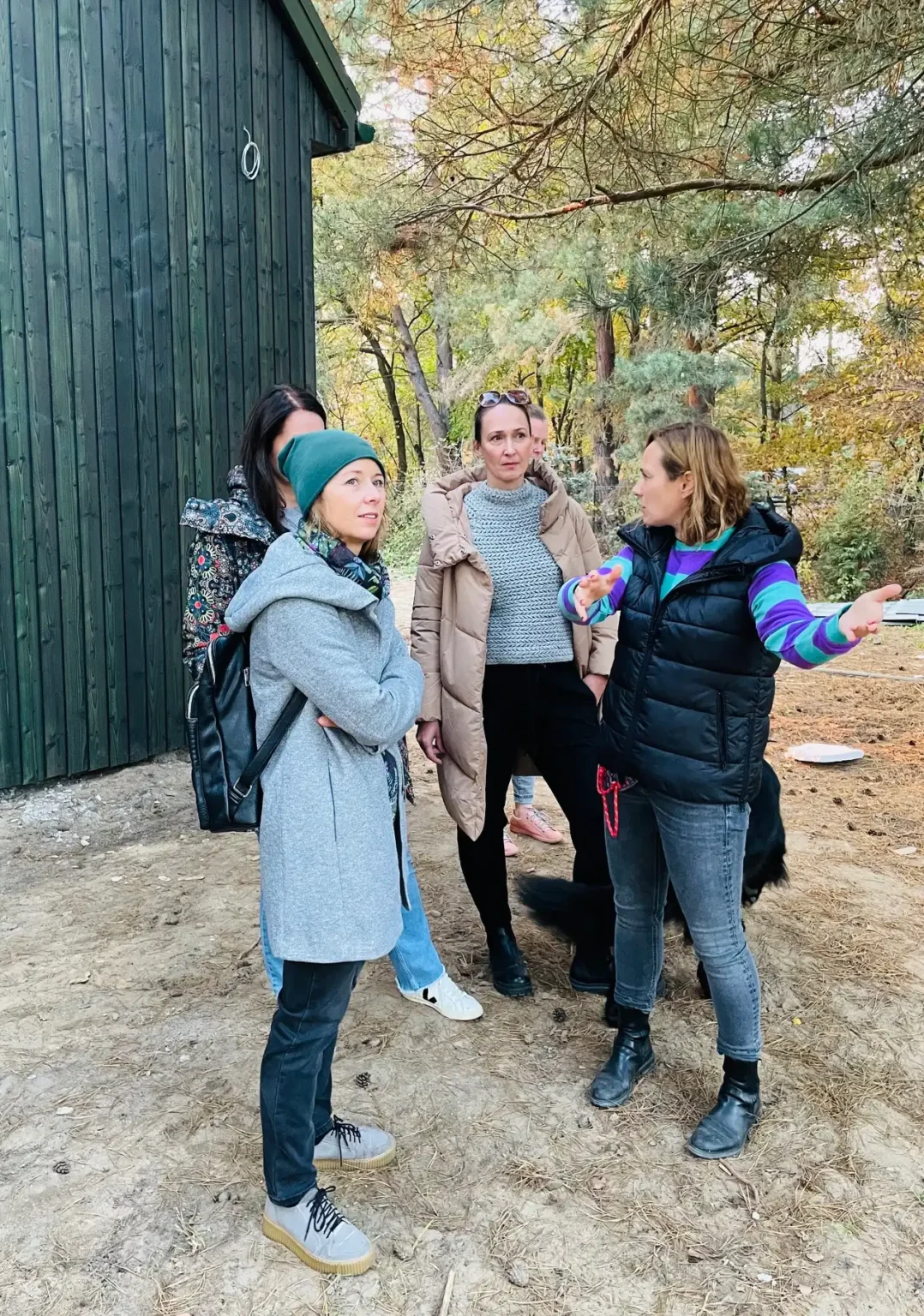 Osoby rozmawiające w lesie