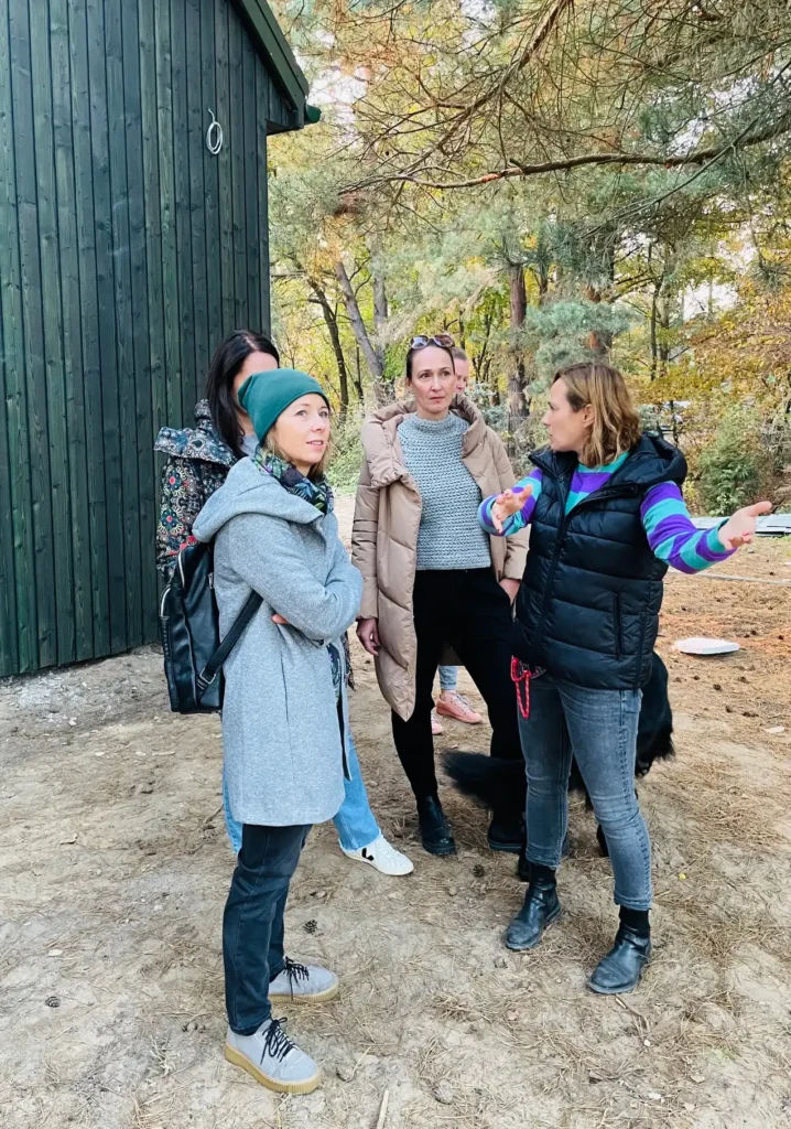 Osoby rozmawiające w lesie