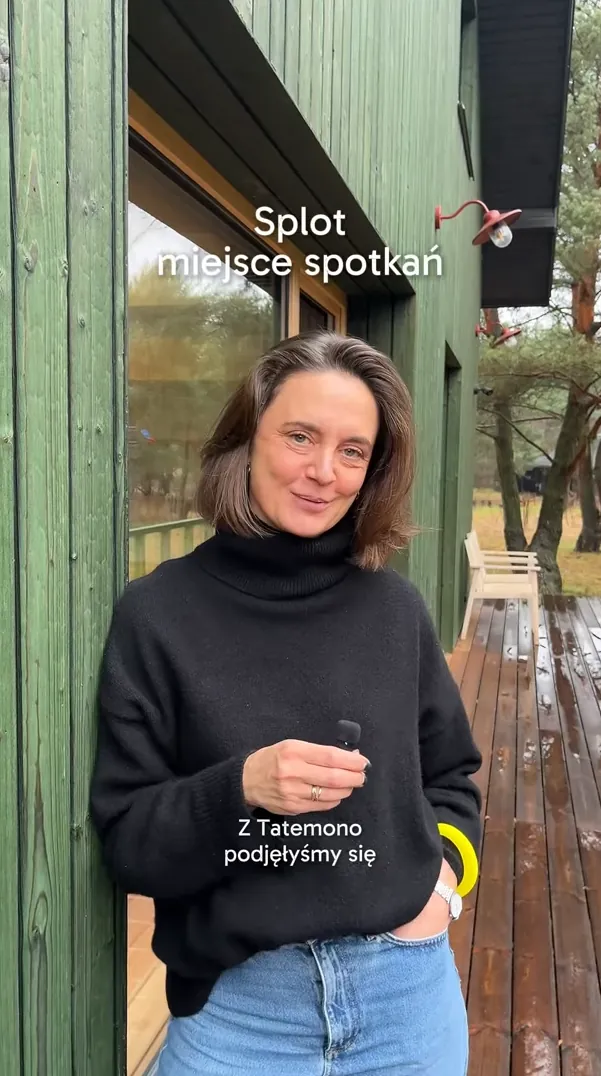 Kobieta przy domku w lesie